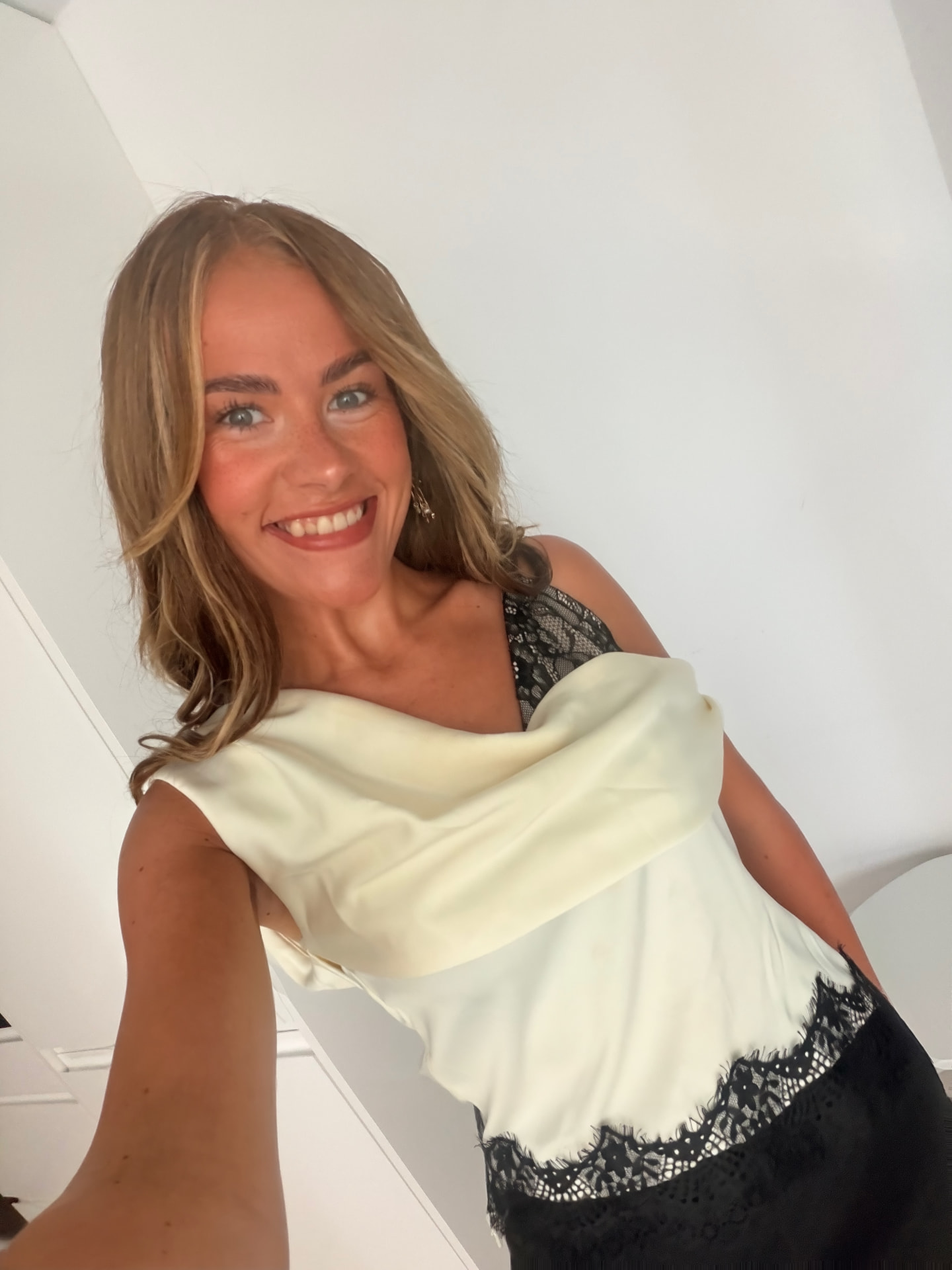 Mol, the illustrator behind Savethedate&co., smiling in a cream and black lace dress